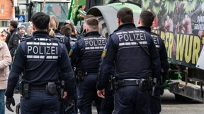 Özdemir stellt sich Demonstranten – und wird ausgebuht