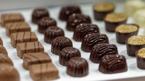 Mann klaut kiloweise Pralinen und versteckt sich hinter Polizeiauto