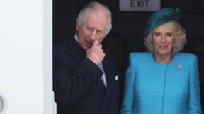 Camilla trägt eine besondere Brosche