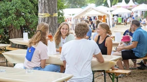 Weingenuss unter großen Bäumen