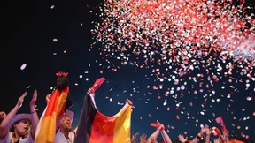 Schwarz-rot-goldenes Meer mit blau-weißen Inseln