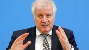 Seehofer stellt Warnung per SMS in Aussicht