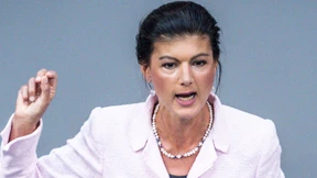 Wagenknecht fordert höheren Mindestlohn und Spitzensteuersatz