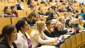 Frauen studieren laut Statistik schneller