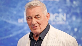 Wie kann es sein, dass berühmte Schauspieler nicht versichert sind?