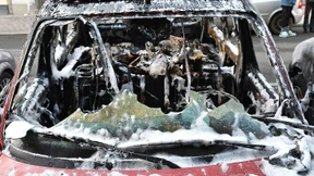 Geparkte Autos gehen in Flammen auf