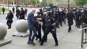 Polizist stößt in Buffalo alten Mann zu Boden