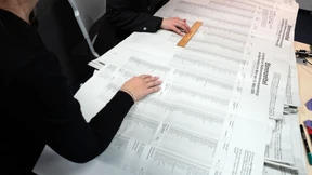 Tagelange Feinarbeit am Stimmzettel