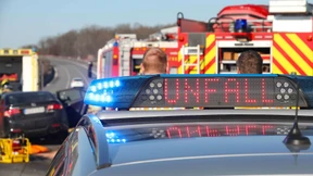 Beifahrerin stirbt nach Überschlag mit Auto