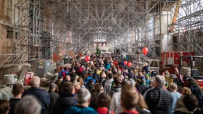 Kein Zug fährt, aber der Bahnhof ist voll