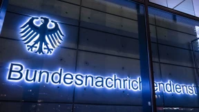 Bürokratische Fesseln für die Dienste