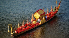 Eine Bootsparade für den König