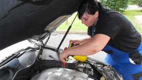 Als Prüfung das Auto polieren