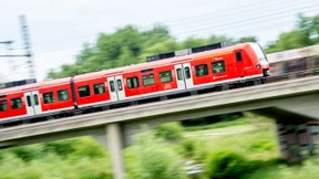 Mann steigt aus S-Bahn und wird von anderer S-Bahn überrollt