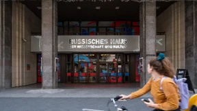 Warum ist Putins Machtsymbol in Berlin noch geöffnet?