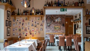 Deftig, üppig, sardisch