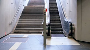 Mann mit Messer attackiert