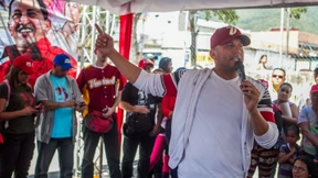 Sportminister mit Baseballschläger