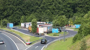 Schicksal von Tramperin trotz Festnahme ungewiss