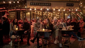 Frankreich öffnet Nachtclubs und erlaubt Trinken am Tresen