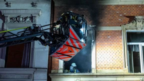 Zehn Verletzte durch Feuer in Mehrfamilienhaus