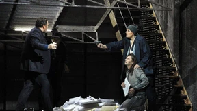 Gefesselt in Ketten aus Papier