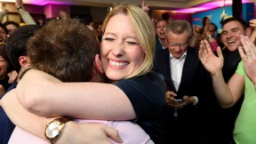 Junge Frauen und bunte Sprüche