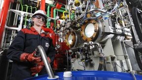 Lanxess baut auf Batterien und Tesla