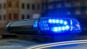 Feuerwehr rettet Mann von Dach und findet Waffen