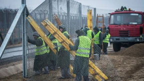 Ungarn will alle Flüchtlinge in Containerdörfern festhalten