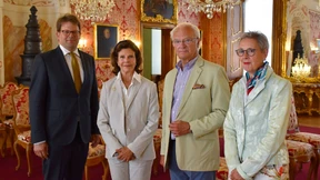 Carl Gustafs Griff zum Mobiltelefon lässt aufmerken