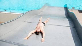 Pack die Badehose ein