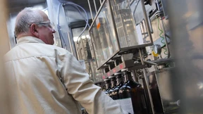 Opel verschenkt Schutzmasken, Merck spendet Desinfektionsmittel