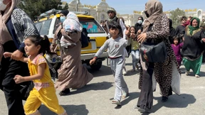 Festgehalten, um sich daran festzuhalten