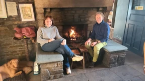 So erlebt ein deutsches Paar die Zeit im eingeschneiten Pub