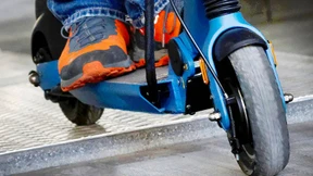 Mann fährt betrunken E-Scooter – und muss Führerschein abgeben