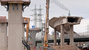 Straßen und Brücken bröckeln weiter