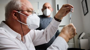 Impfungen in Arztpraxen beginnen wohl erst Mitte April