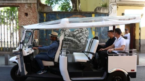 Touristen tuckern munter durch Porto