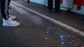 So funktioniert die erste intelligente Bahnsteigkante