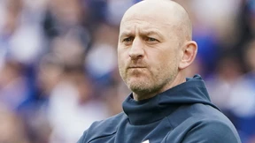 Hingehen und das Handtuch wegziehen