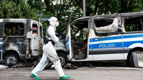 Acht Polizeiautos kurz vor G-7-Gipfel ausgebrannt