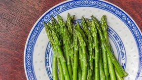 So kochen Sie Spargel mal buddhistisch