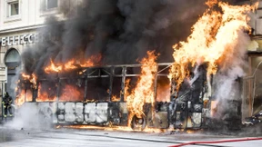 Bus geht nahe Trevi-Brunnen in Rom in Flammen auf