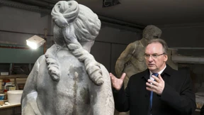 Ein Regierungschef auf Distanz zur Kanzlerin