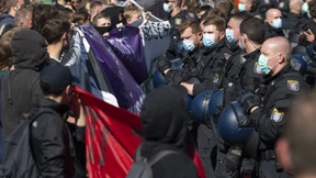 Versammelt, Verschaukelt, Verkalkuliert