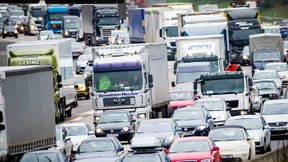 Ein Toter nach schwerem Unfall mit vier Lastwagen