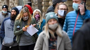 Zwiebellook und Sneaker