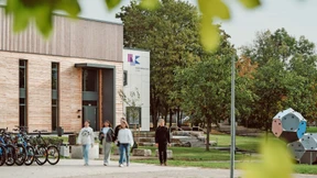 Raum für sechs Klassen