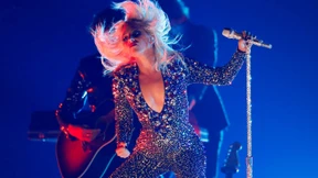 Lady Gaga fällt mit Fan von der Bühne